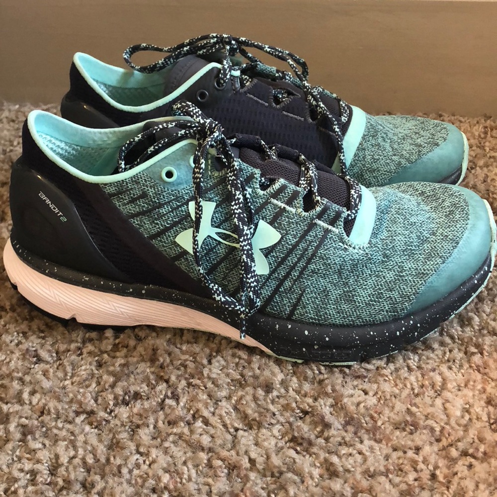 NEW Under Armour Size 7 teal and great gym shoes